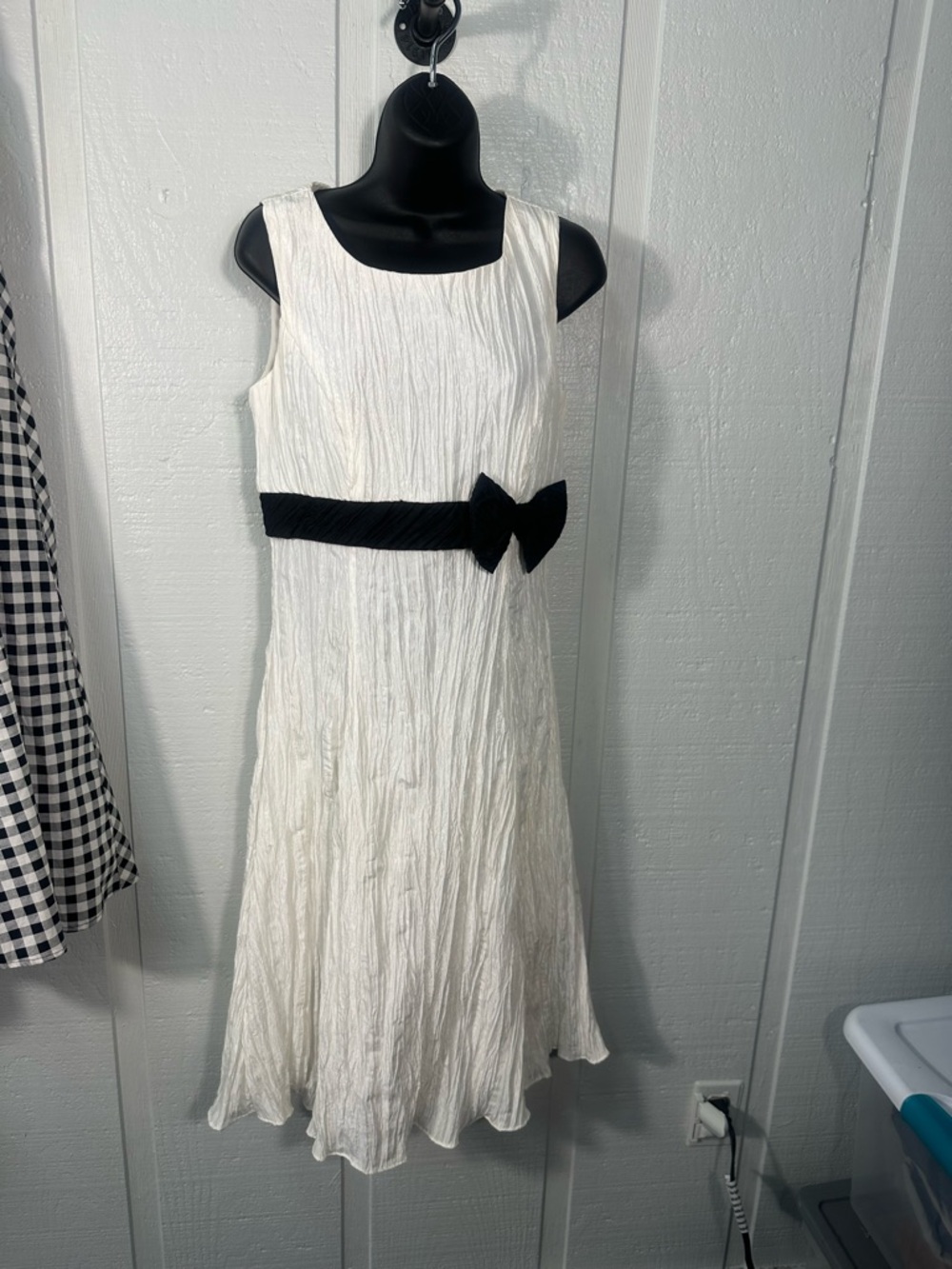 Victor Costa Off White Sleeveless Dress Size 6 EUC